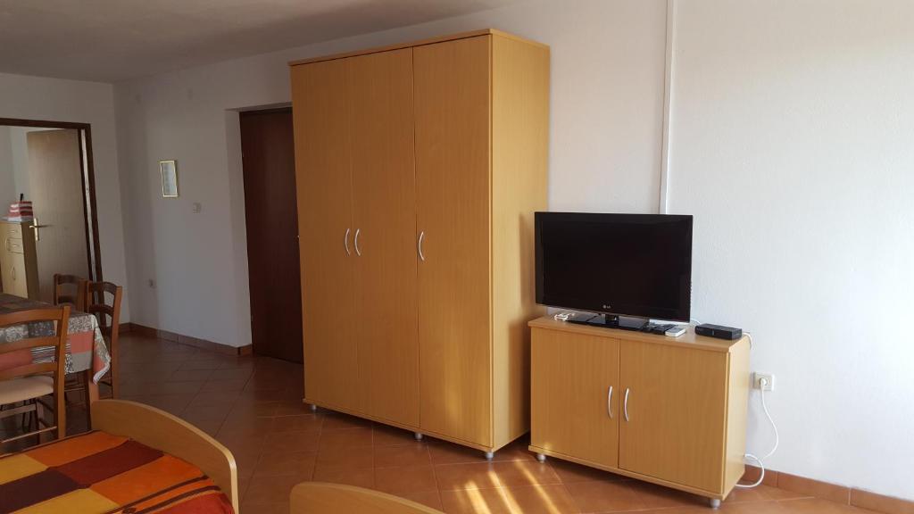 TV a/nebo společenská místnost v ubytování Apartments Kalsan