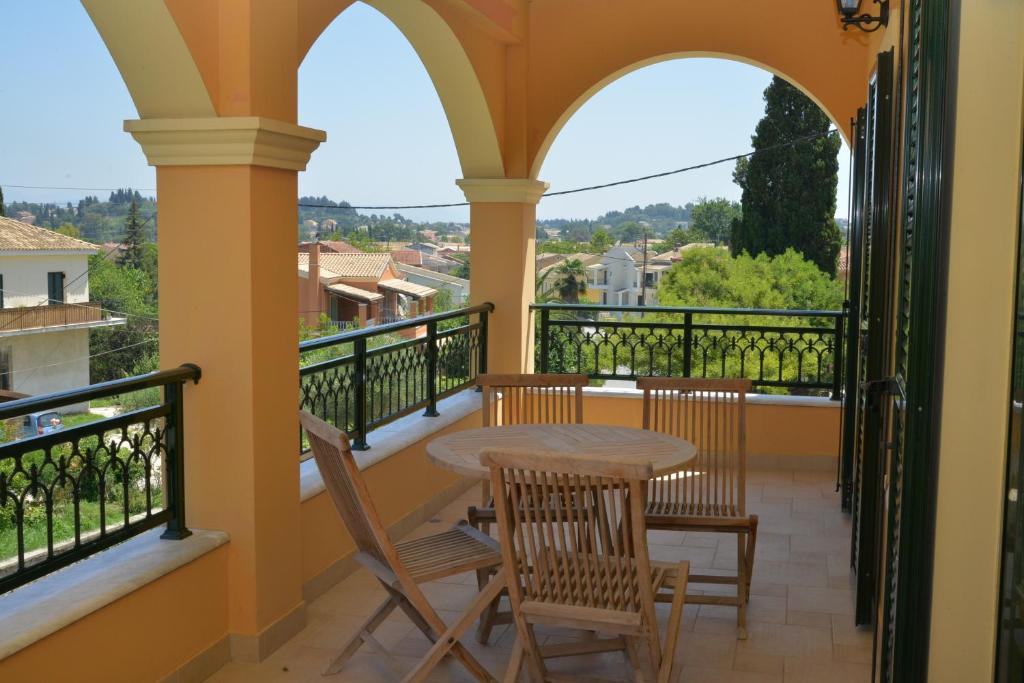 balcón con mesa, sillas y vistas en Tilemachos House near Corfu town en Potamós