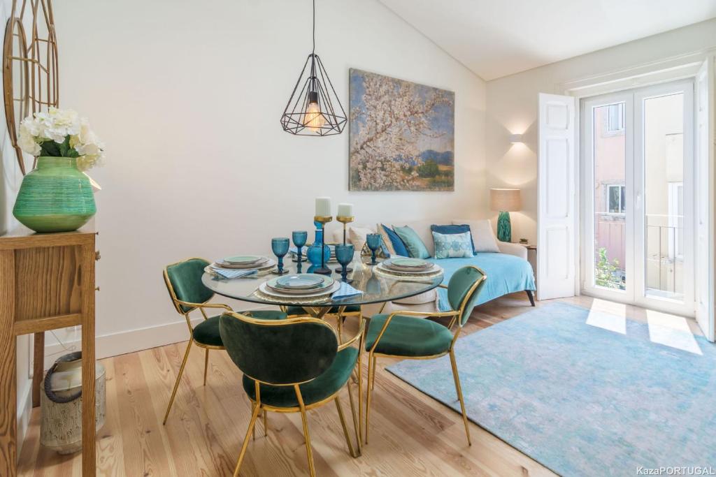 een woonkamer met een tafel en een bank bij Cardal Deluxe Apartment in Lissabon