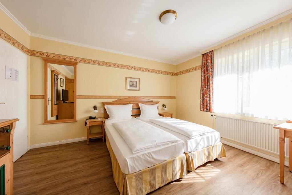 Postel nebo postele na pokoji v ubytování Hotel Zum Zeppelin Hamburg