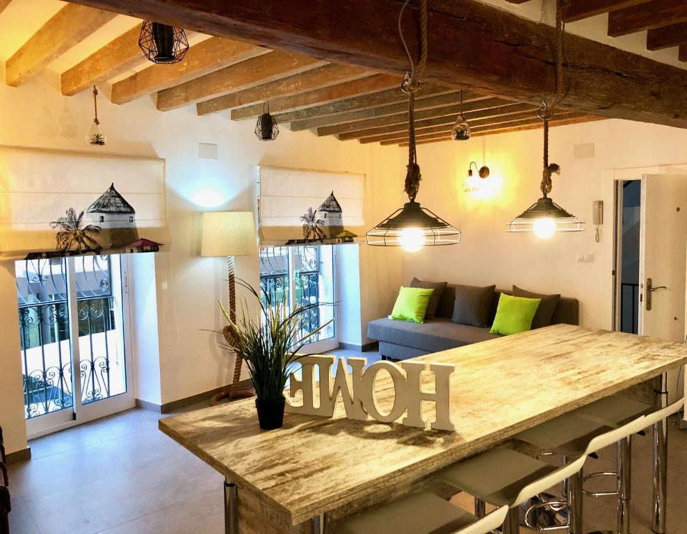 eine Küche und ein Wohnzimmer mit einem großen Holztisch in der Unterkunft VistaBonitaHome2 in Alicante
