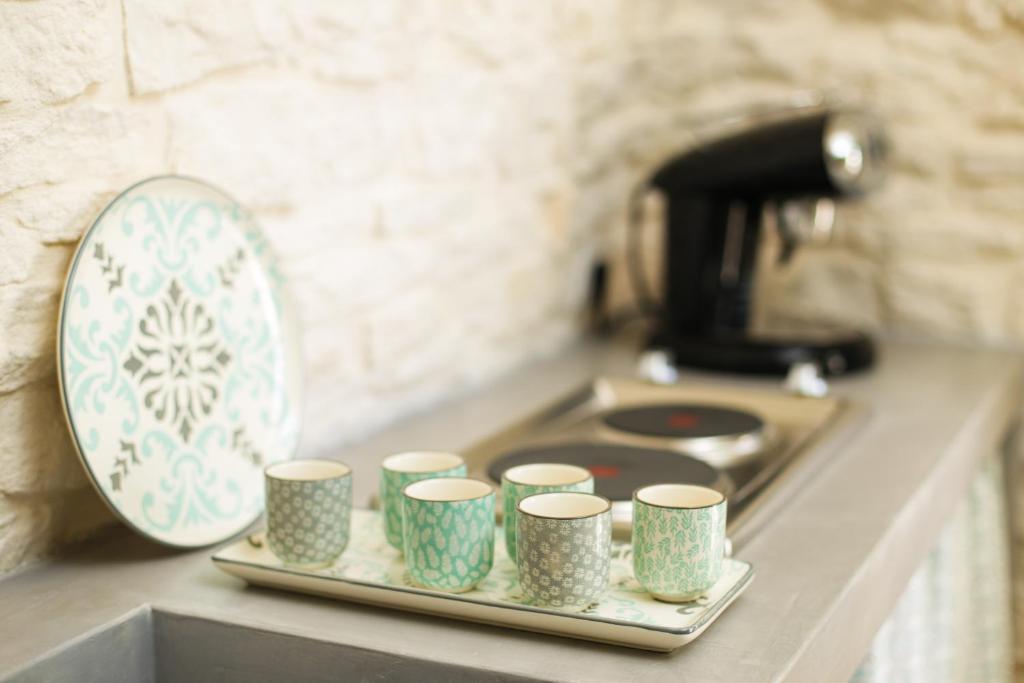 Příslušenství pro přípravu čaje a kávy v ubytování Hermanas Relais - trulli luxury