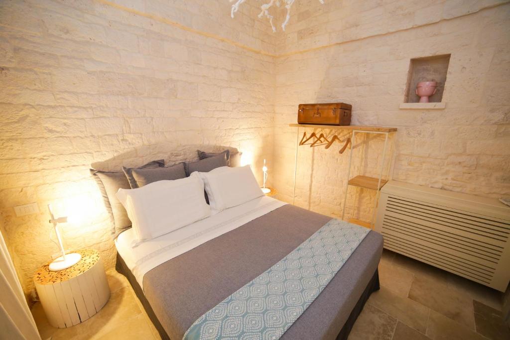 Postel nebo postele na pokoji v ubytování Hermanas Relais - trulli luxury