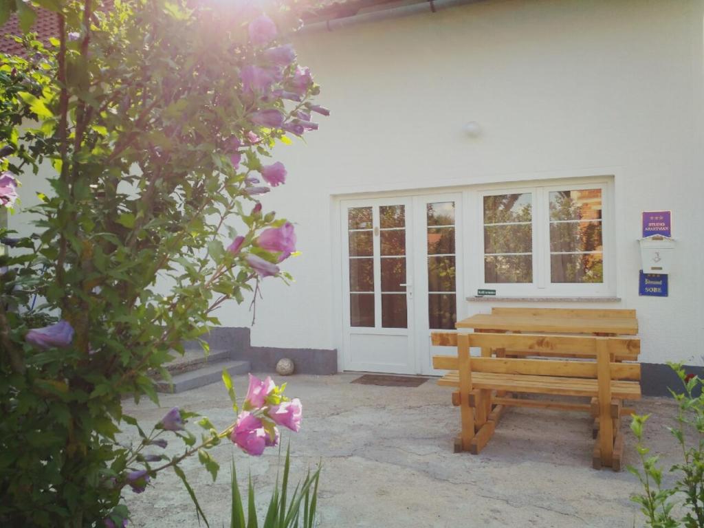 Vonkajšia záhrada v ubytovaní Guest House First Stop