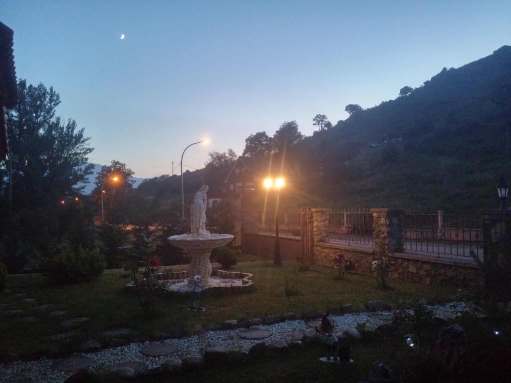 Výhľad na hory alebo výhľad na hory priamo z horskej chaty