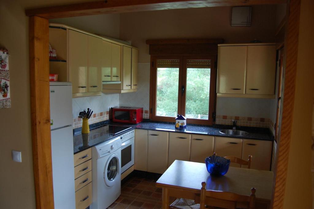 Kuchyňa alebo kuchynka v ubytovaní Casa Rural Refugio del Cueto***
