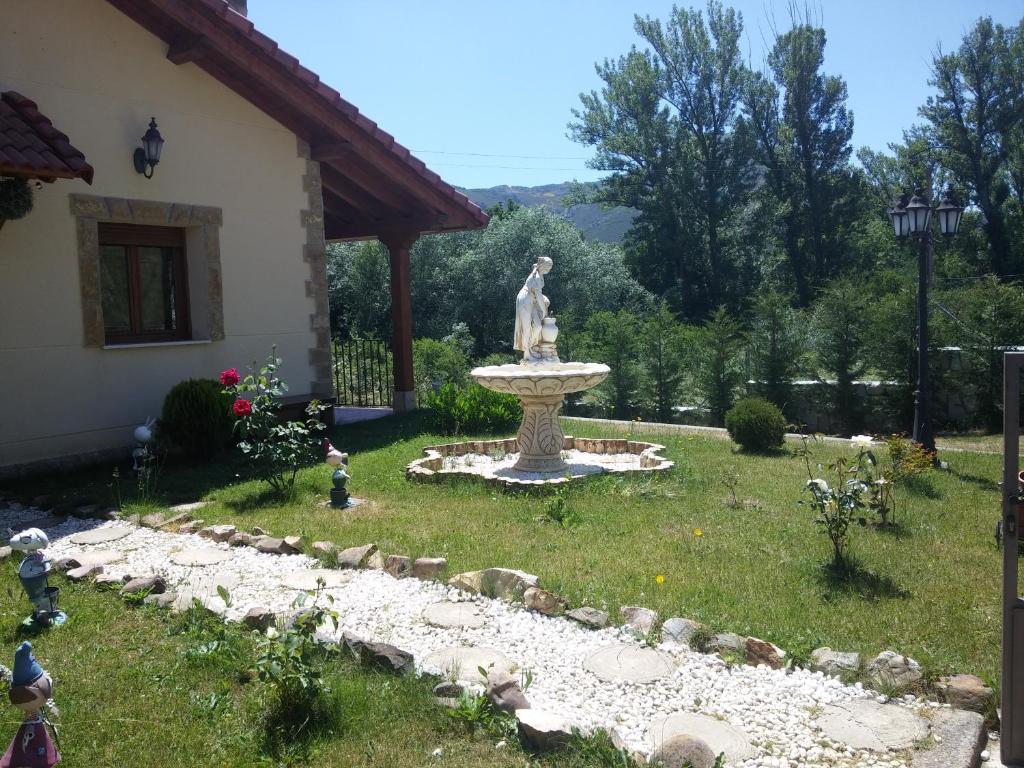 Vonkajšia záhrada v ubytovaní Casa Rural Refugio del Cueto***