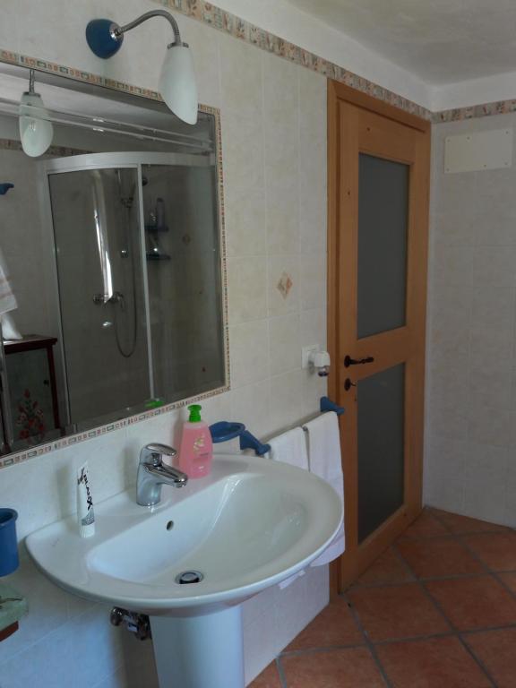 A bathroom at B&B DOLOMIA