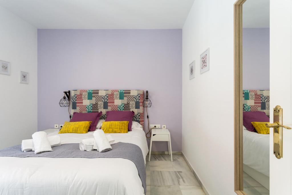 Posteľ alebo postele v izbe v ubytovaní Uniko Home Sevilla