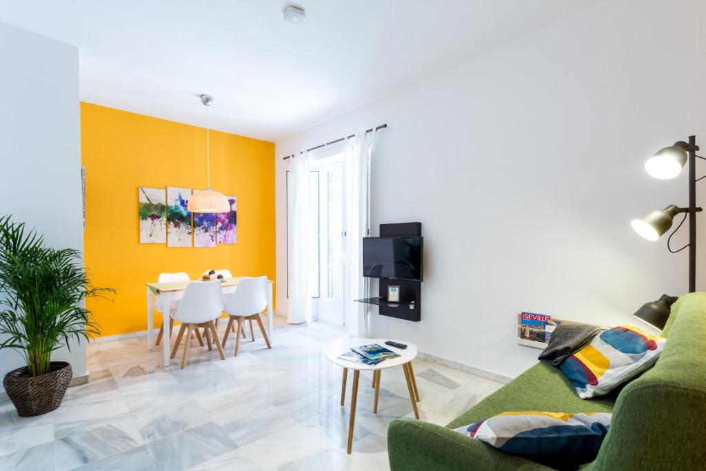 Televízia a/alebo spoločenská miestnosť v ubytovaní Uniko Home Sevilla