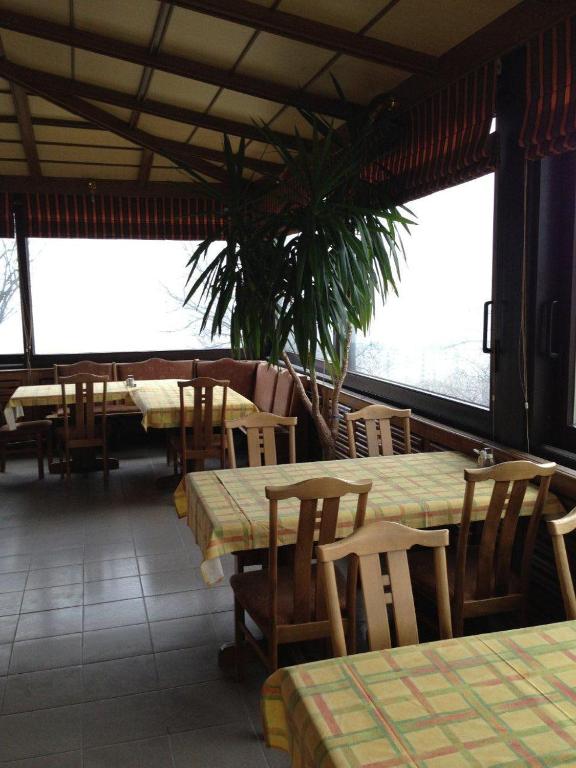Reštaurácia alebo iné gastronomické zariadenie v ubytovaní Panoráma Panzió