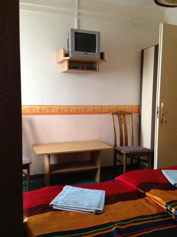 Televízia a/alebo spoločenská miestnosť v ubytovaní Panoráma Panzió