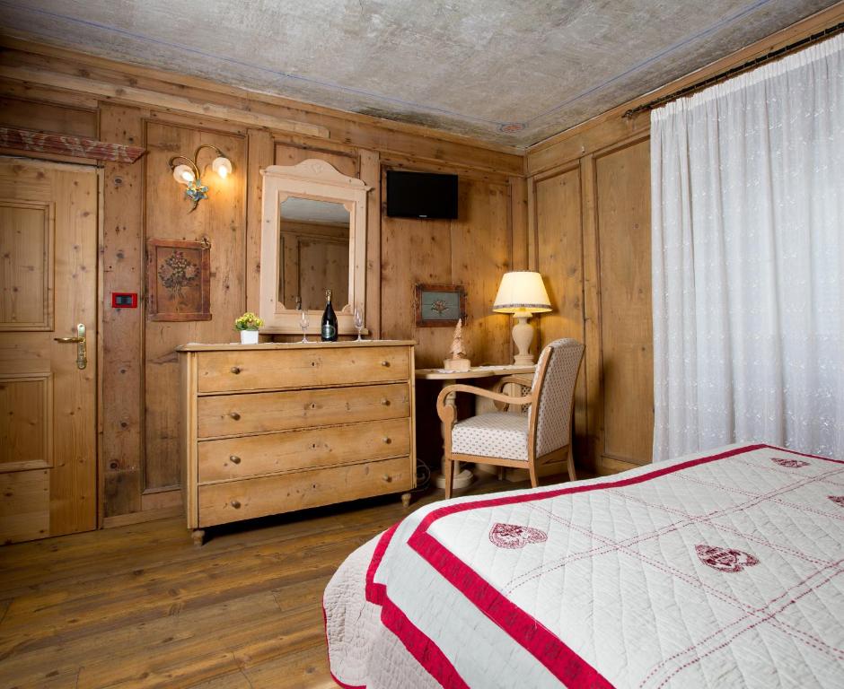 Postel nebo postele na pokoji v ubytování Historic Hotel Ristorante La Stua