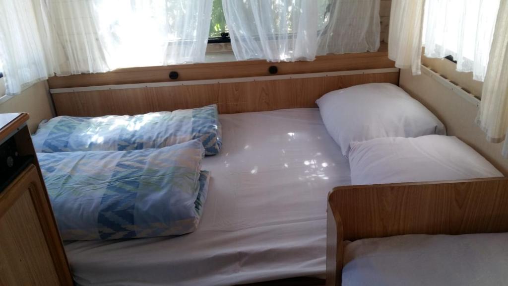 Postel nebo postele na pokoji v ubytování Caravans Magda
