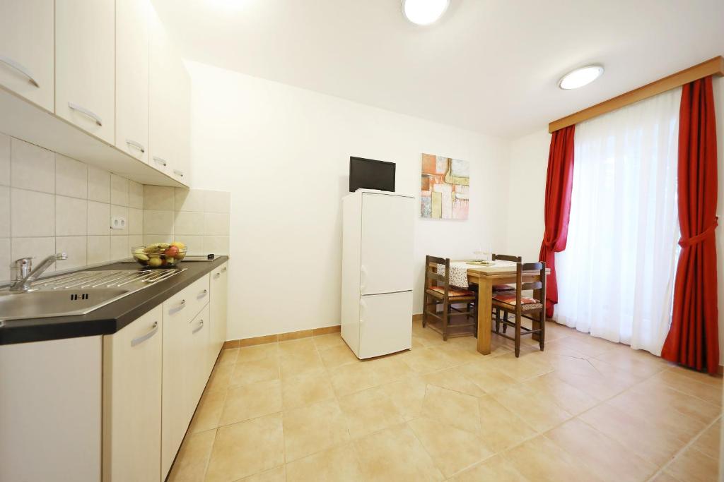 Kuchyň nebo kuchyňský kout v ubytování Apartmani "Jadran"