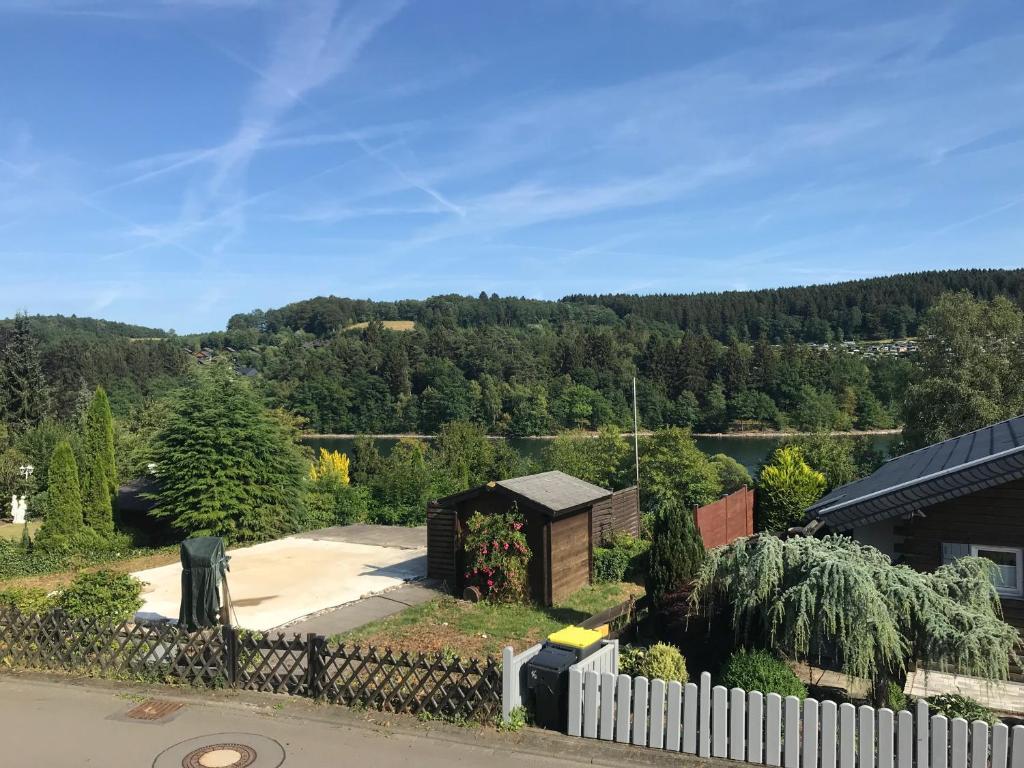une vue aérienne sur une maison avec une clôture dans l'établissement Ferienhaus an der Lister, à Windebruch