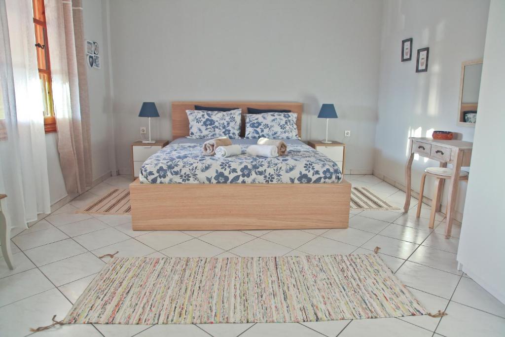 um quarto com uma cama com uma estrutura em madeira em iHOME em Skala Kallirakhis