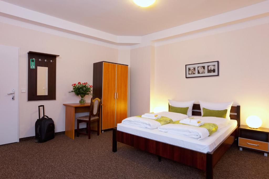 Ein Bett oder Betten in einem Zimmer der Unterkunft LebensQuelle am Checkpoint Charlie