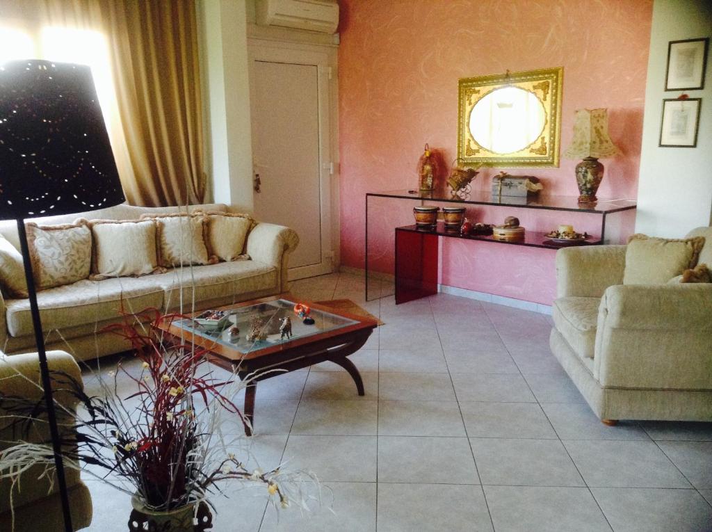 een woonkamer met een bank en een salontafel bij Villa Oneiropagida in Preveza
