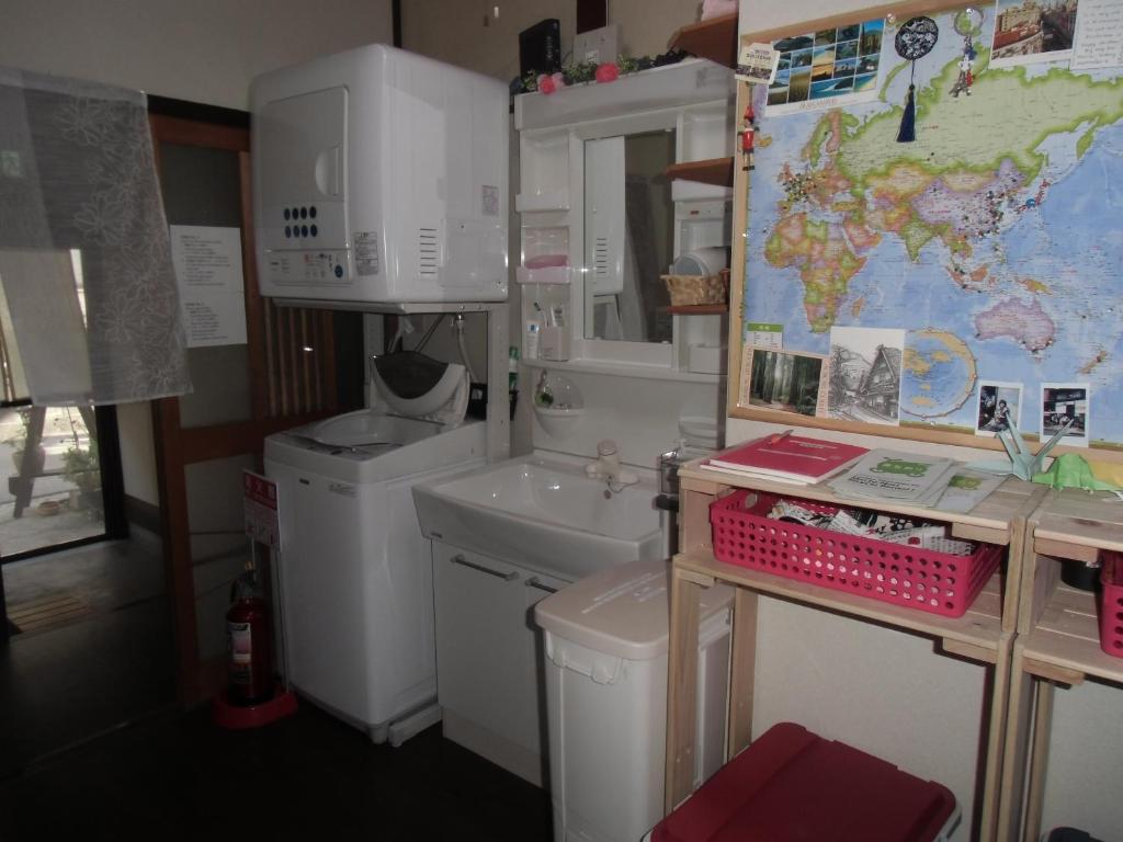 Kanazawa Share House GAOoo في كانازاوا: مطبخ مع مغسلة وغسالة ملابس