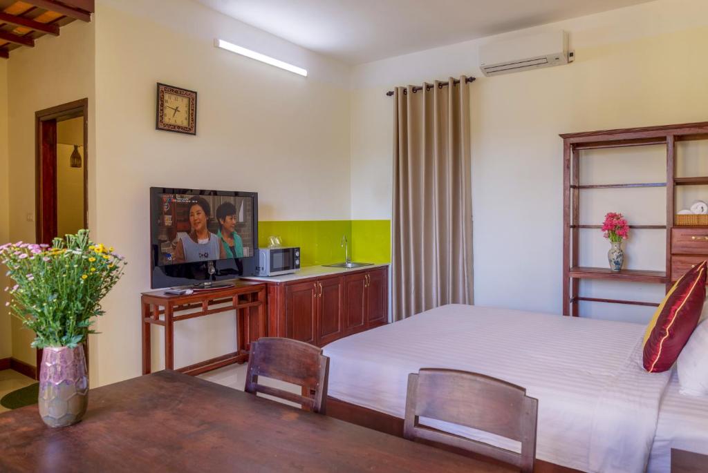 TV a/nebo společenská místnost v ubytování Hoi An Corner Homestay