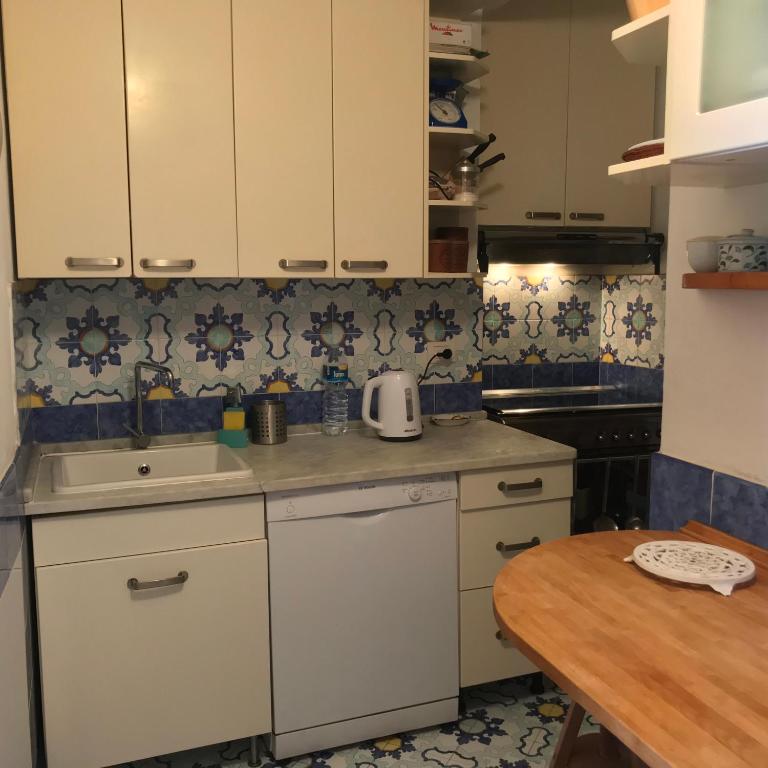 Kuchyňa alebo kuchynka v ubytovaní La casa sulla scogliera