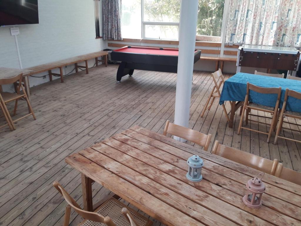 Biliár nebo kulečník v ubytování Nissum Fjord Camping