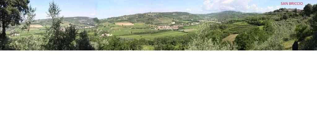 twee foto's van een vallei met heuvels en bomen bij B&B Brixius in Verona