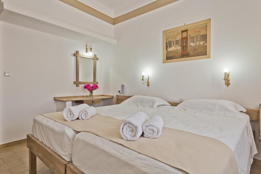 En eller flere senge i et værelse på Philoxenia Apartments