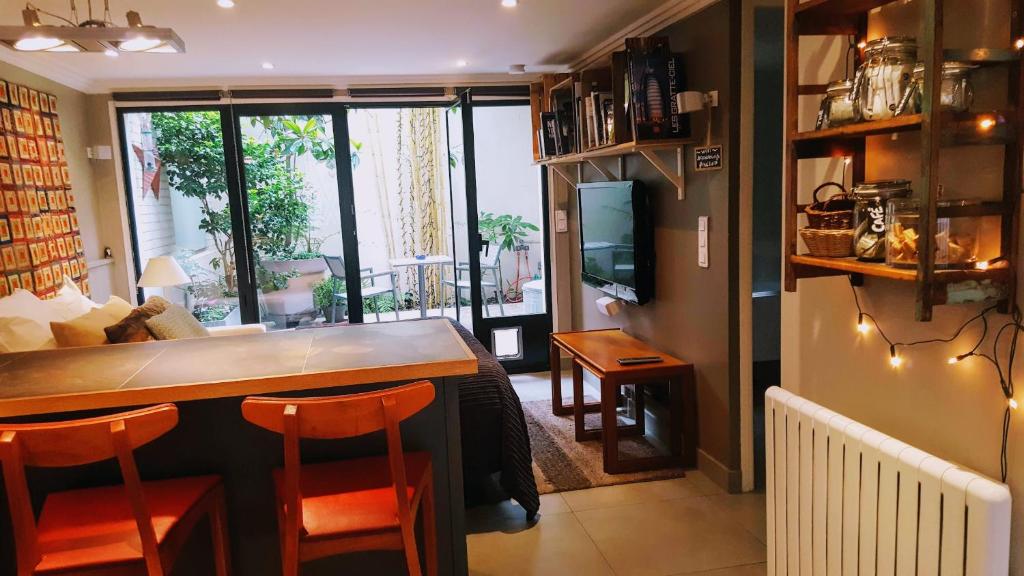 a kitchen and living room with a table and chairs at Square Studio in Neuilly-sur-Seine