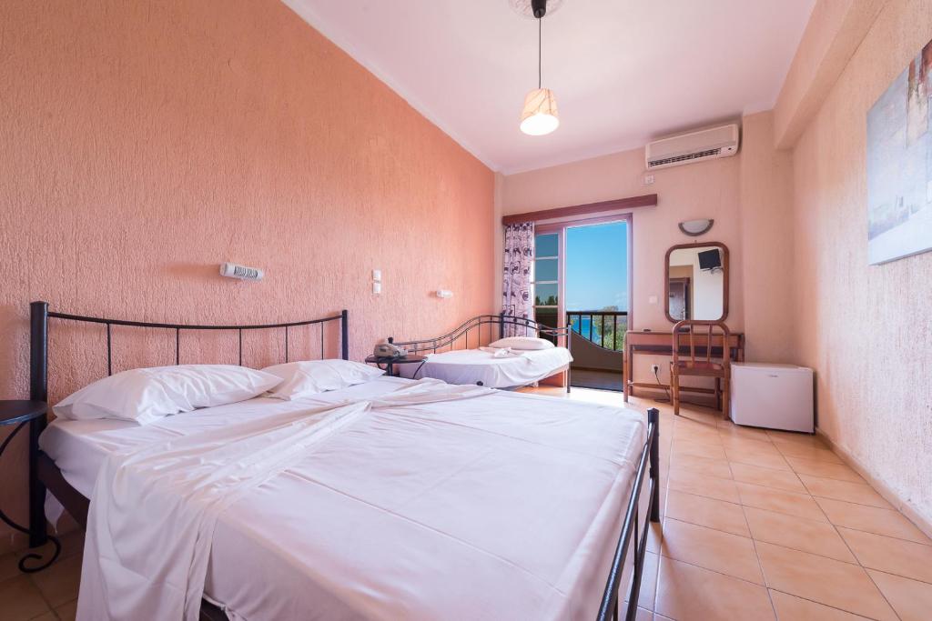 Postel nebo postele na pokoji v ubytování Galaxy Hotel