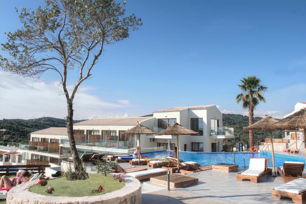 een uitzicht op het zwembad van een resort bij Porto Demo Hotel in Agios Georgios Pagon