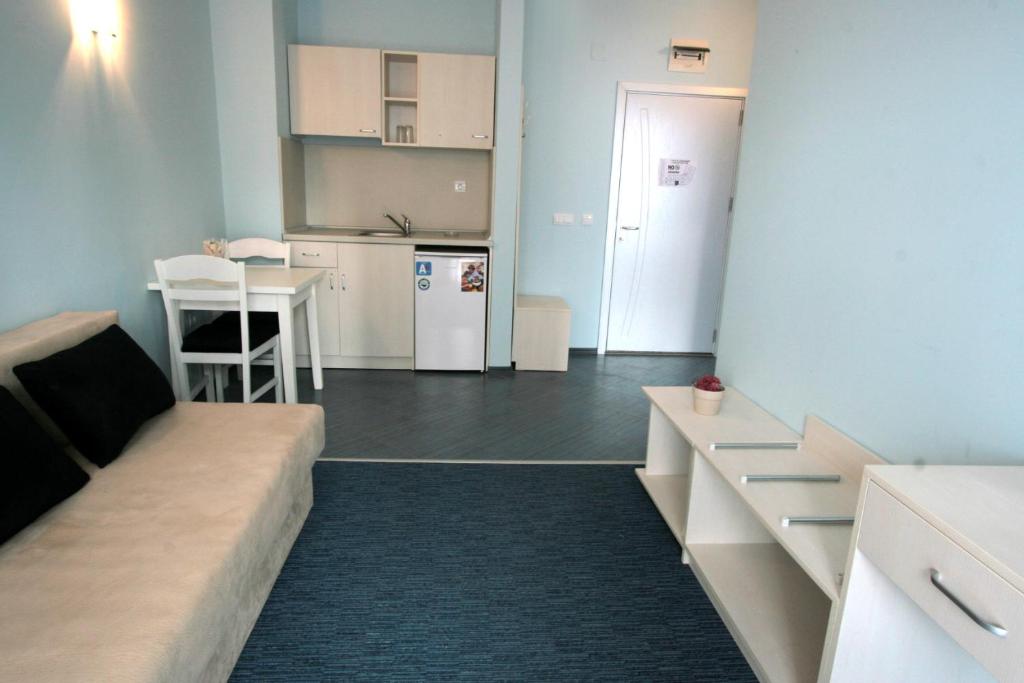 A kitchen or kitchenette at Sunny Beauty Palace Hotel