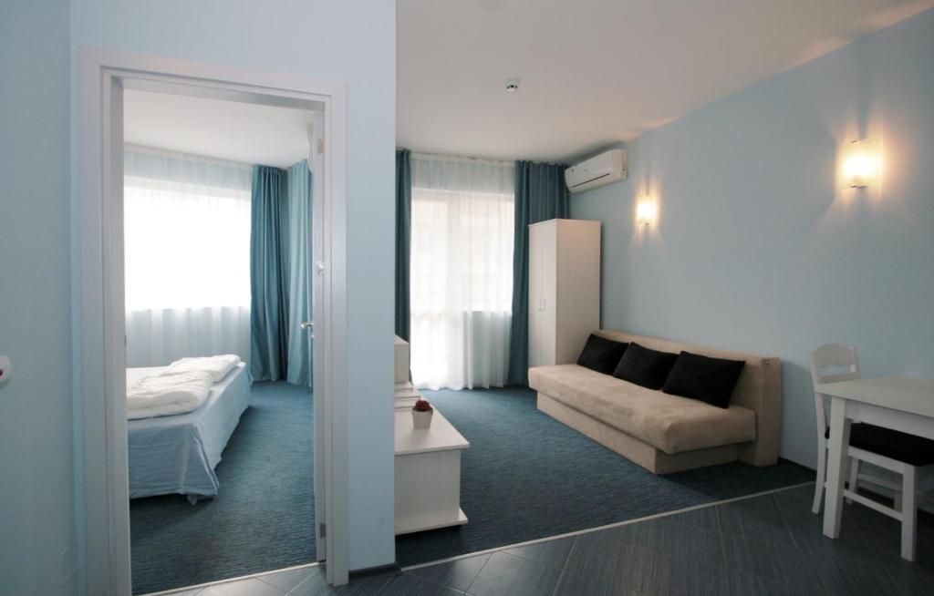 A bed or beds in a room at Sunny Beauty Palace Hotel