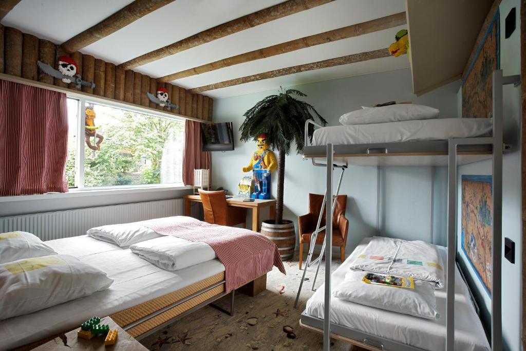Una cama o camas en una habitación de Hotel Legoland