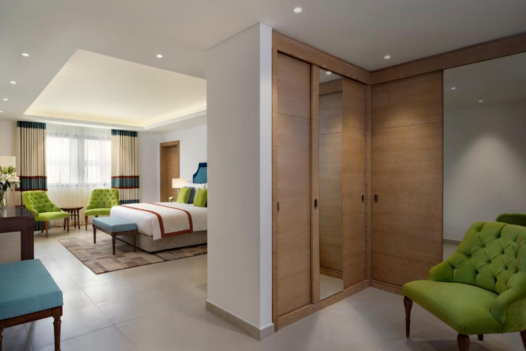 Postel nebo postele na pokoji v ubytování Al Najada Doha Hotel Apartments by Oaks