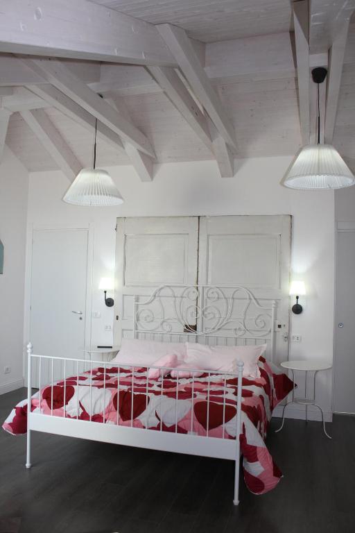 een slaapkamer met een rood en wit bed en 2 verlichting bij Angels'Home Raffaello in Pizzo