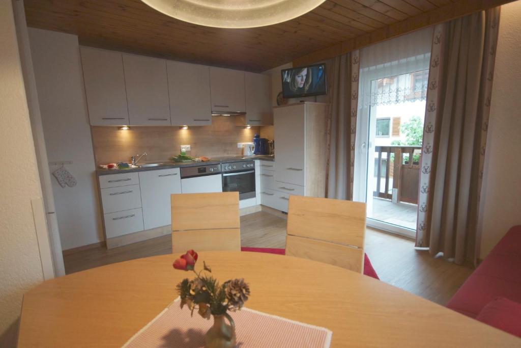 Kuchyň nebo kuchyňský kout v ubytování Appartements Waldruh