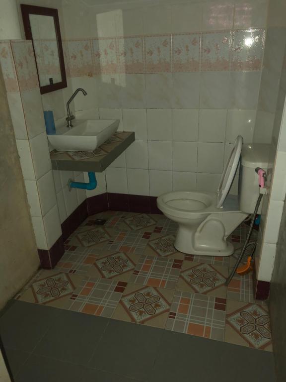 Koupelna v ubytování Poopreaw Koh Larn