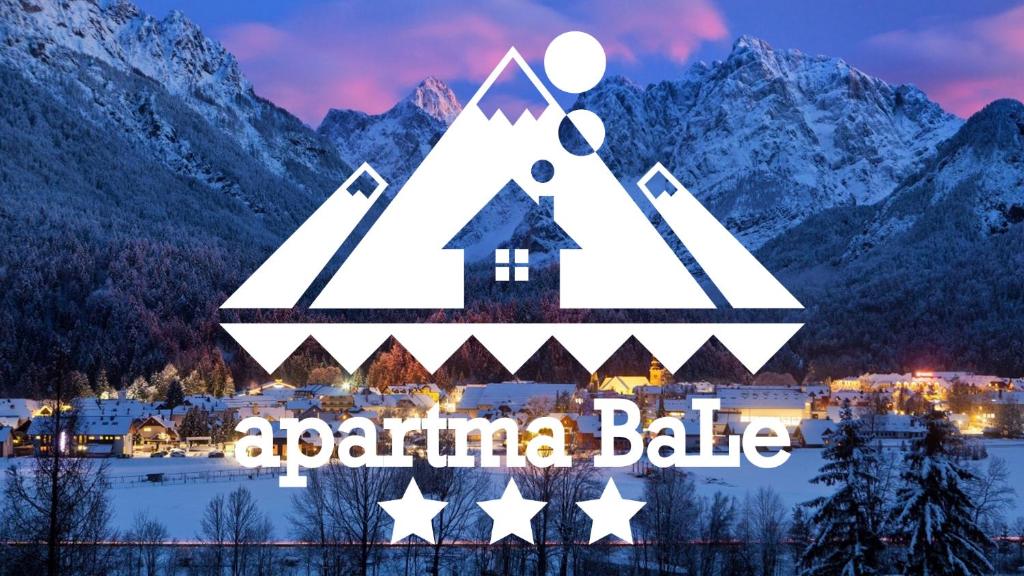una señal para una estación de esquí con montañas en el fondo en Apartma BaLe, en Kranjska Gora