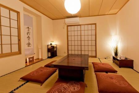 salon ze stołem i miękkimi krzesłami w obiekcie Casa Tokyo w Tokio