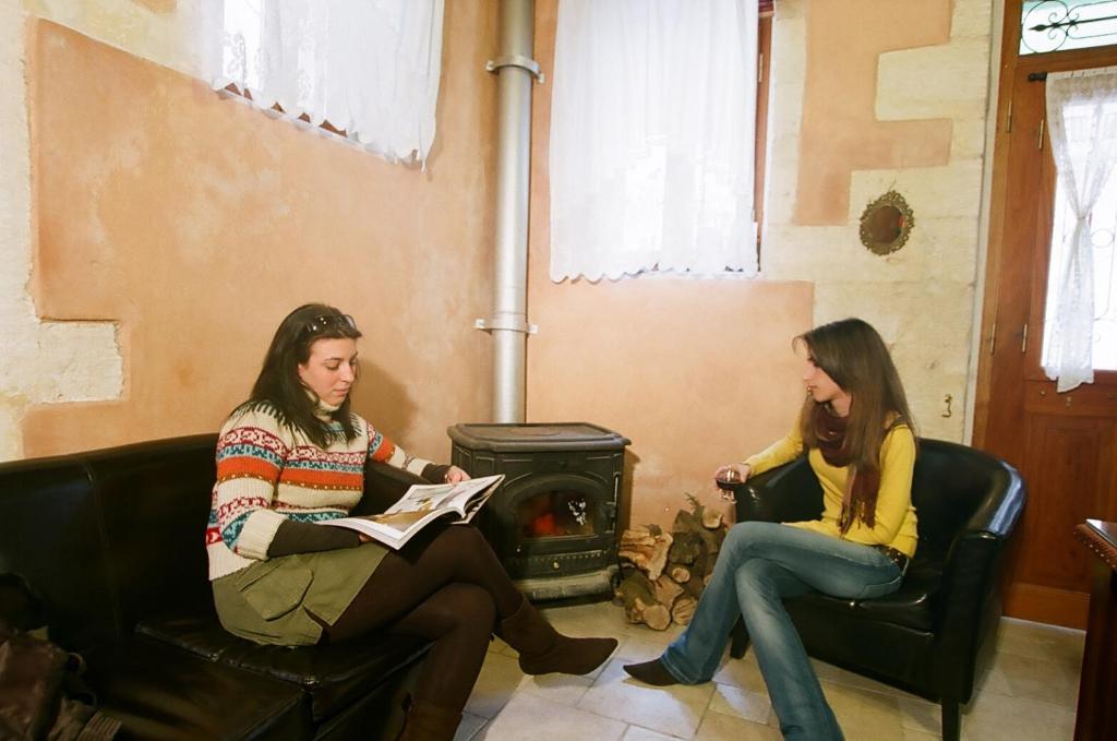 卡尼亞鎮的住宿－Ifigenia by Captain Michalis，两名妇女在壁炉前坐在椅子上