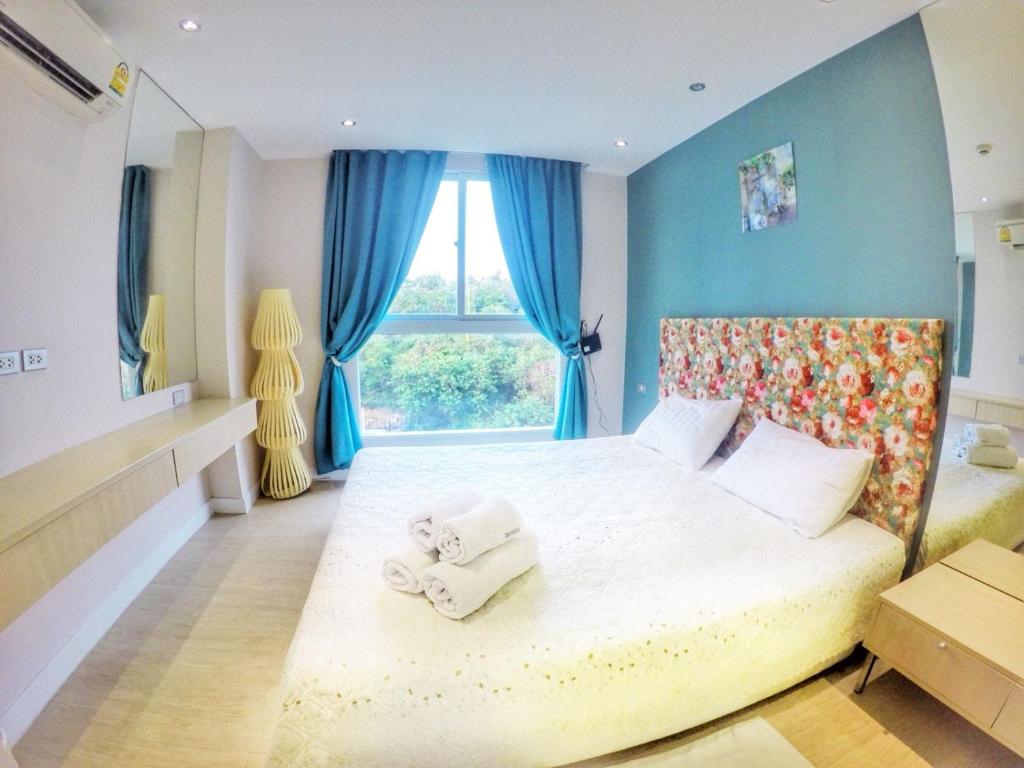 パタヤ・サウスにある1 bedroom in Jomtienのタオルが敷かれたベッドのある寝室