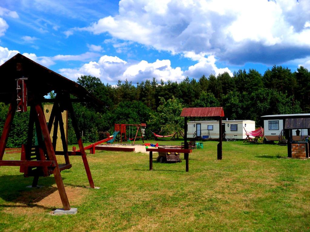 un parque con parque infantil y mesa de picnic en "Koziołek Suchodołek" en Brody