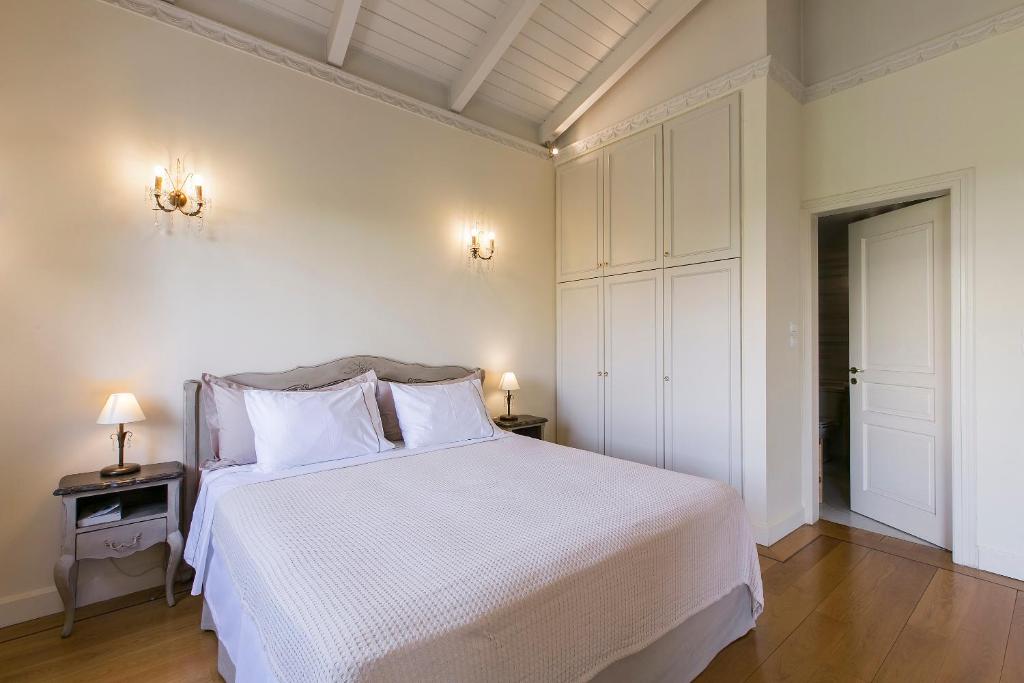 Posteľ alebo postele v izbe v ubytovaní Aerides 3 Luxury Suites