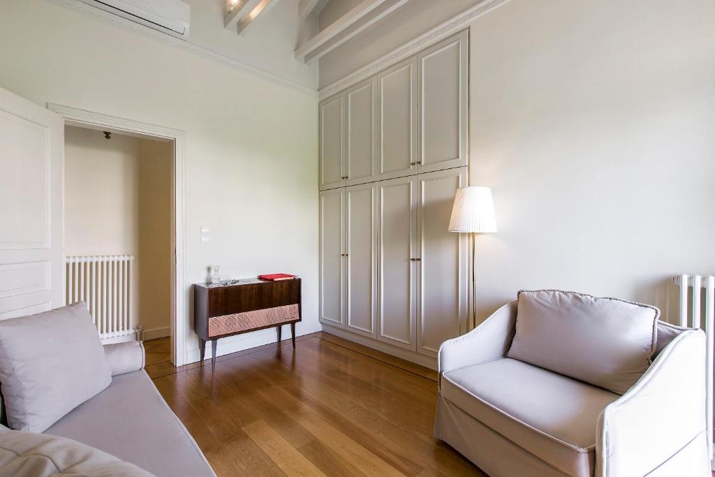 Posedenie v ubytovaní Aerides 3 Luxury Suites