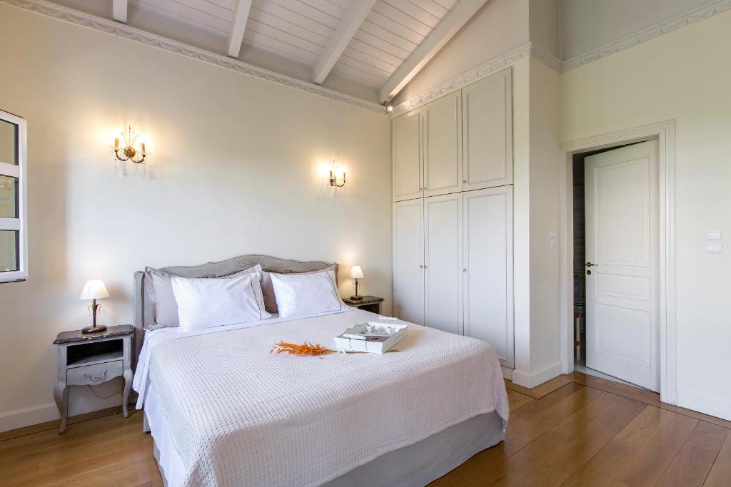 Posteľ alebo postele v izbe v ubytovaní Aerides 3 Luxury Suites