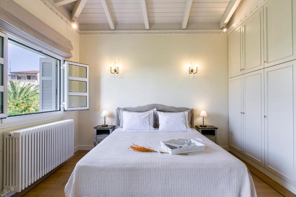 Posteľ alebo postele v izbe v ubytovaní Aerides 3 Luxury Suites