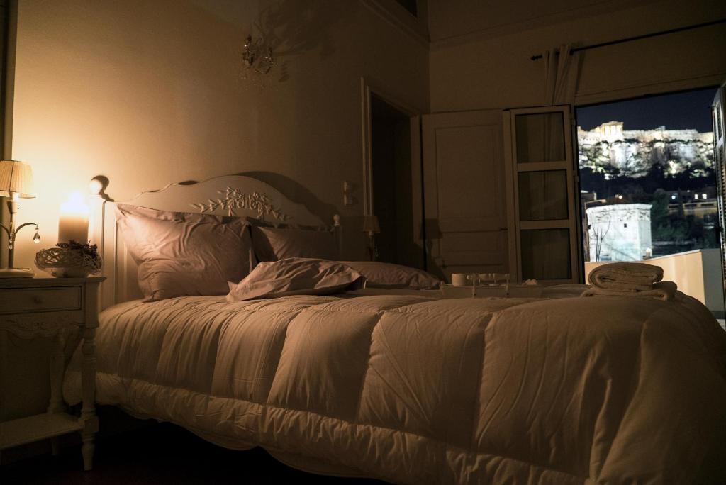 Posteľ alebo postele v izbe v ubytovaní Aerides 3 Luxury Suites