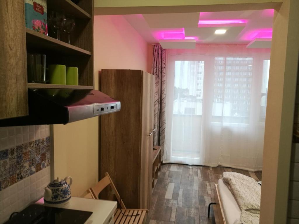 シオーフォクにあるHanga Apartmanのピンクの照明付きのキッチン